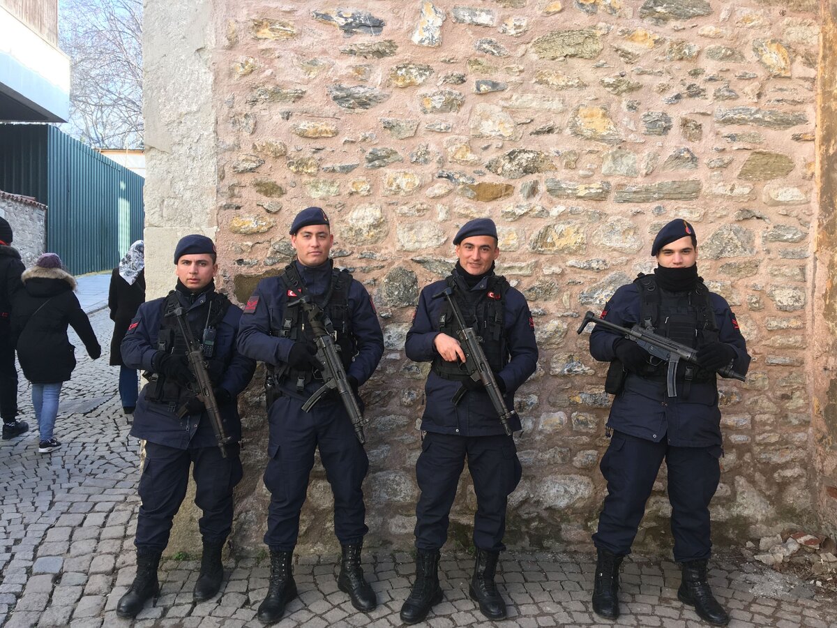 Как вам форма полицейских? 