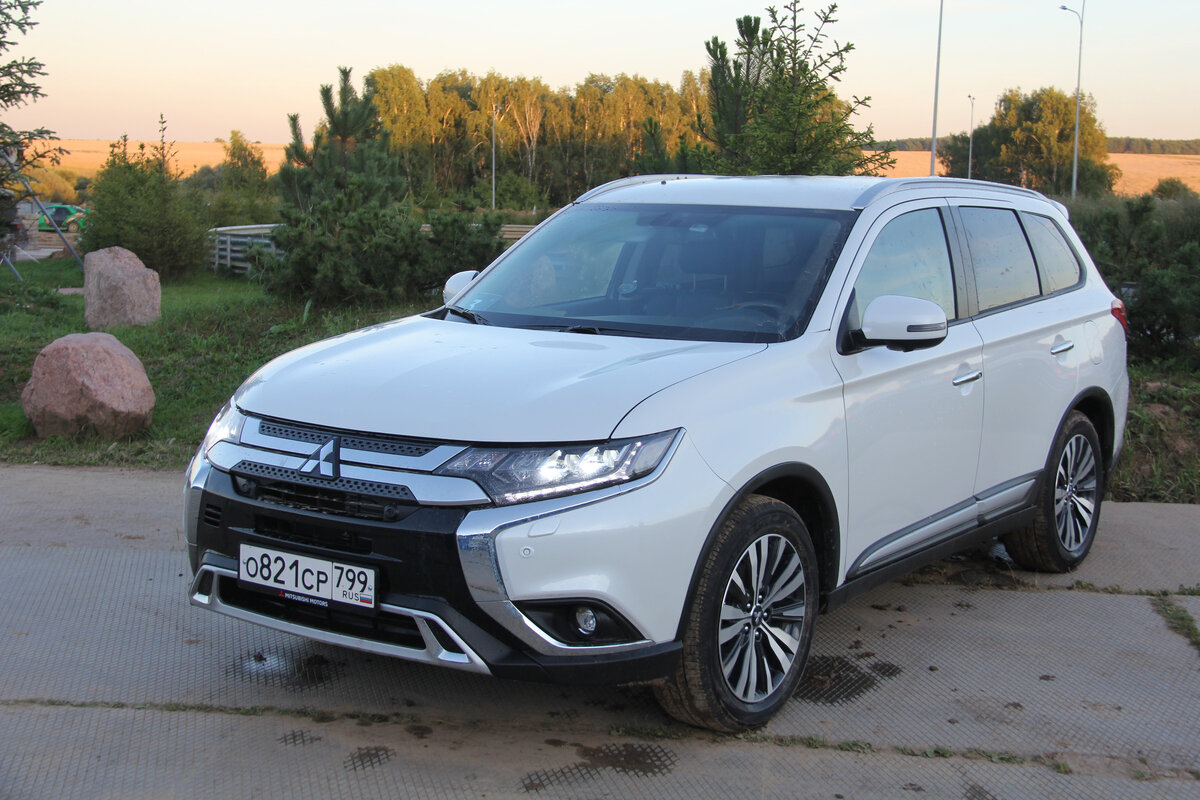 Митсубиси аутлендер 2018 2.0. Митсубиси аутландер2020. Mitsubishi Outlander 2020. Митсубиси Аутлендер 2018 белый.