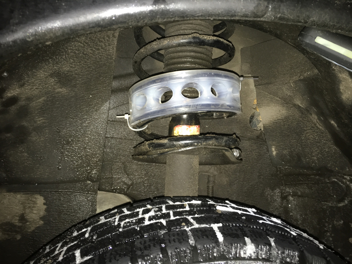 Автобафер установлен в пружину. Источник фото: drive2.com/l/458172268804103913