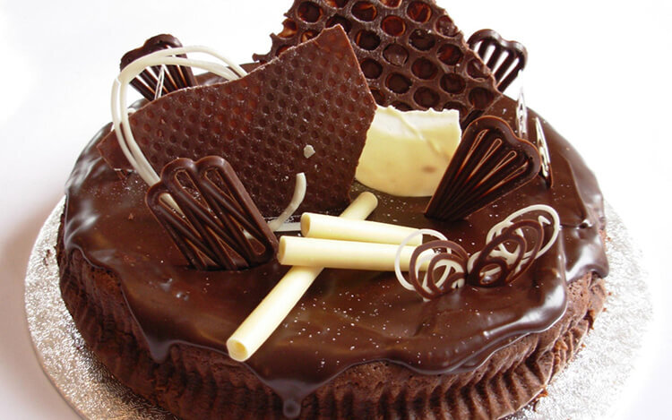 Как украсить торт шоколадом — 15 вариантов шоколадного декора