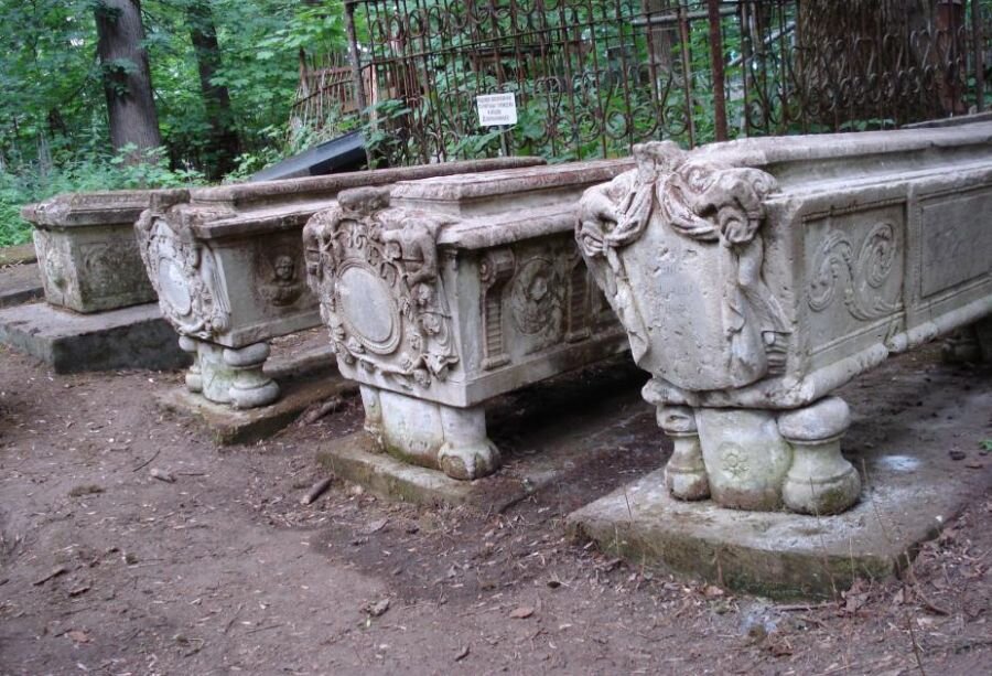 Фото взято из интернета. Надгробия Демидовых.