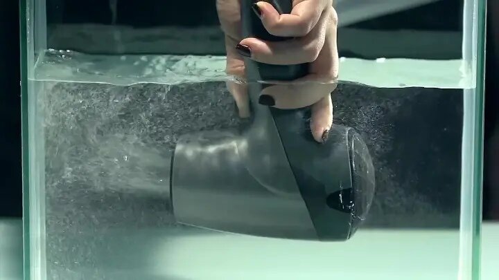 Фен, погруженный в «сухую воду», продолжает работать