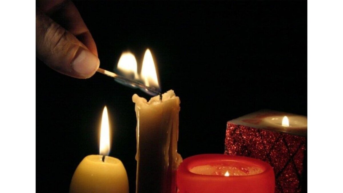 Зажгем свечи. Зажженная свеча. Зажигается свеча. Зажгите свечи. Свеча от свечи зажигается.