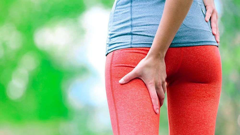 при ходьбе отдает в ягодицу