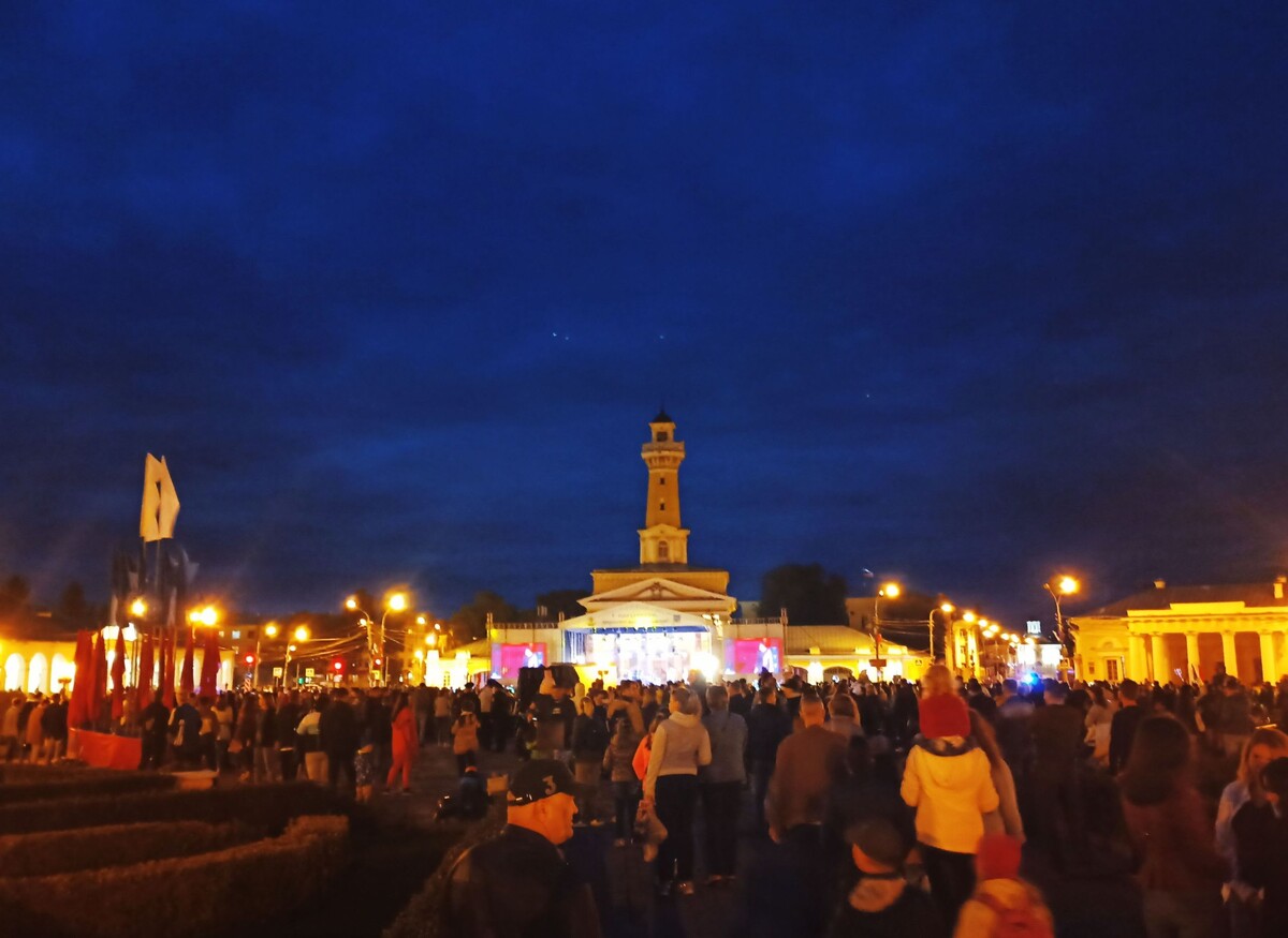 [caption id="attachment_111036" align="aligncenter" width="2560"] Кажется, будто на Чичерину пришло посмотреть пол-Костромы.[/caption] 