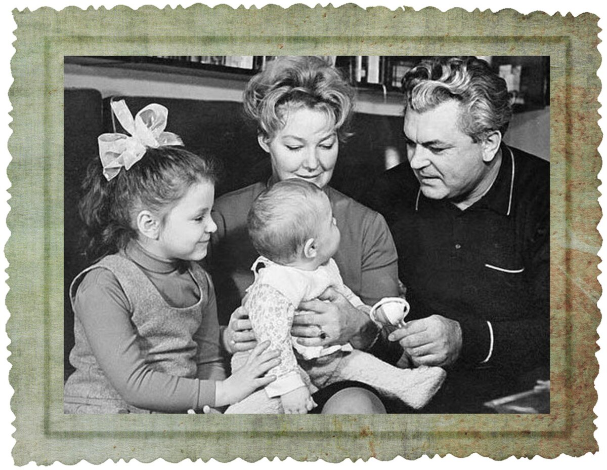 Федор Бондарчук с мамой, папой и сестрой.