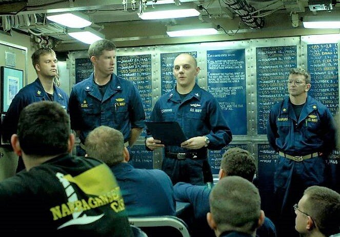 Собрание лс. один из НУБов получает «дельфинов». ПЛА «Род Айленд» (USS Rhode Island). Фото U.S. Navy, A.Langdon
