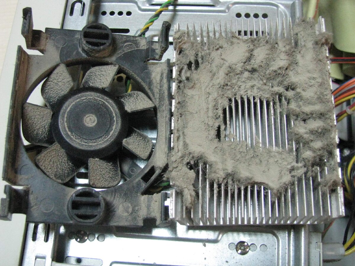 Чистка вентилятора ноутбука. Пыльный кулер процессора. Macbook pro 2009 вентилятор. Как почистить вентилятор. Вентилятор для радиатора процессора.