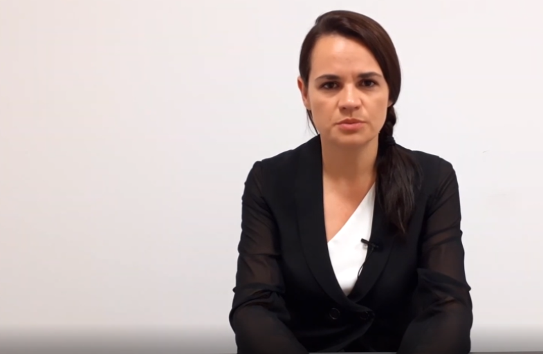  Загрустила непризнанный президент Беларуси Светлана Тихановская. И есть отчего..?

На будущем Тихановской поставлена точка: "Без денег Запада перспектив нет"! Сначала Тихановская предостерегла Россию от отправки силовиков в Белоруссию.

Но... "Учитывая, что Тихановская эмигрировала на территорию стран Прибалтики, мне кажется, что у неё нет политического будущего. Пока Запад не вкладывает ресурсы в Тихановскую, как делали с Порошенко и Зеленским, у неё нет перспектив", - прокомментировал её позицию политолог и публицист Юрий Самонкин.

Экс-кандидат в президенты Белоруссии Светлана Тихановская заявила, что оппозиция "крайне обеспокоена" словами президента России Владимира Путина о возможности отправки российских правоохранителей в Белоруссию.

Слова претендентки на статус национального лидера Белоруссии прокомментировал политолог и публицист Юрий Самонкин.

Речь идёт о недавнем интервью Путина, в котором он рассказал о специальном резерве силовиков, который был создан по просьбе белорусского лидера, для обеспечения безопасности в рамках Союзного государства и ОДКБ.

При этом глава России подчеркнул, что резерв будет задействован только в случае, если "мирные протестующие" начнут жечь машины и захватывать правительственные здания.

- Мы крайне обеспокоены заявлениями г-на Путина отправить российский ОМОН в Беларусь. Это было бы серьёзным нарушением суверенитета Беларуси и имело бы тяжёлые последствия для взаимоотношений Беларуси и России, - приводит слова Тихановской её пресс-служба.

Судя по заявлениям Тихановской, она занимает скорее прозападную позицию, нежели пробелорусскую, комментирует ситуацию политолог и публицист Юрий Самонкин. При этом он уверен, что несостоявшемуся кандидату в президенты Белоруссии не удастся повторить украинский сценарий 2014 года.

-Учитывая, что Тихановская эмигрировала на территорию стран Прибалтики, мне кажется, что у неё нет политического будущего. Пока Запад не вкладывает ресурсы в Тихановскую, как делали с Порошенко и Зеленским, у неё нет перспектив.

Пока она выступает в качестве либерального лидера в Белоруссии, и всё это выглядит достаточно нелепо", - сказал Юрий Самонкин в беседе с Nation News.

Политолог не исключил, что Тихановская так и останется "политическим маргиналом и изгоем".

