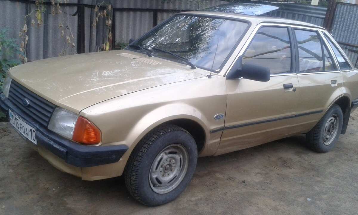 Форд Эскорт 1981-го года выпуска, во дворике
