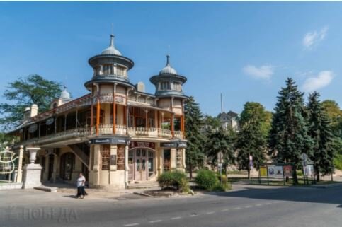 Здание 1905-1909 годов расположено в парке Цветник по улице Кирова