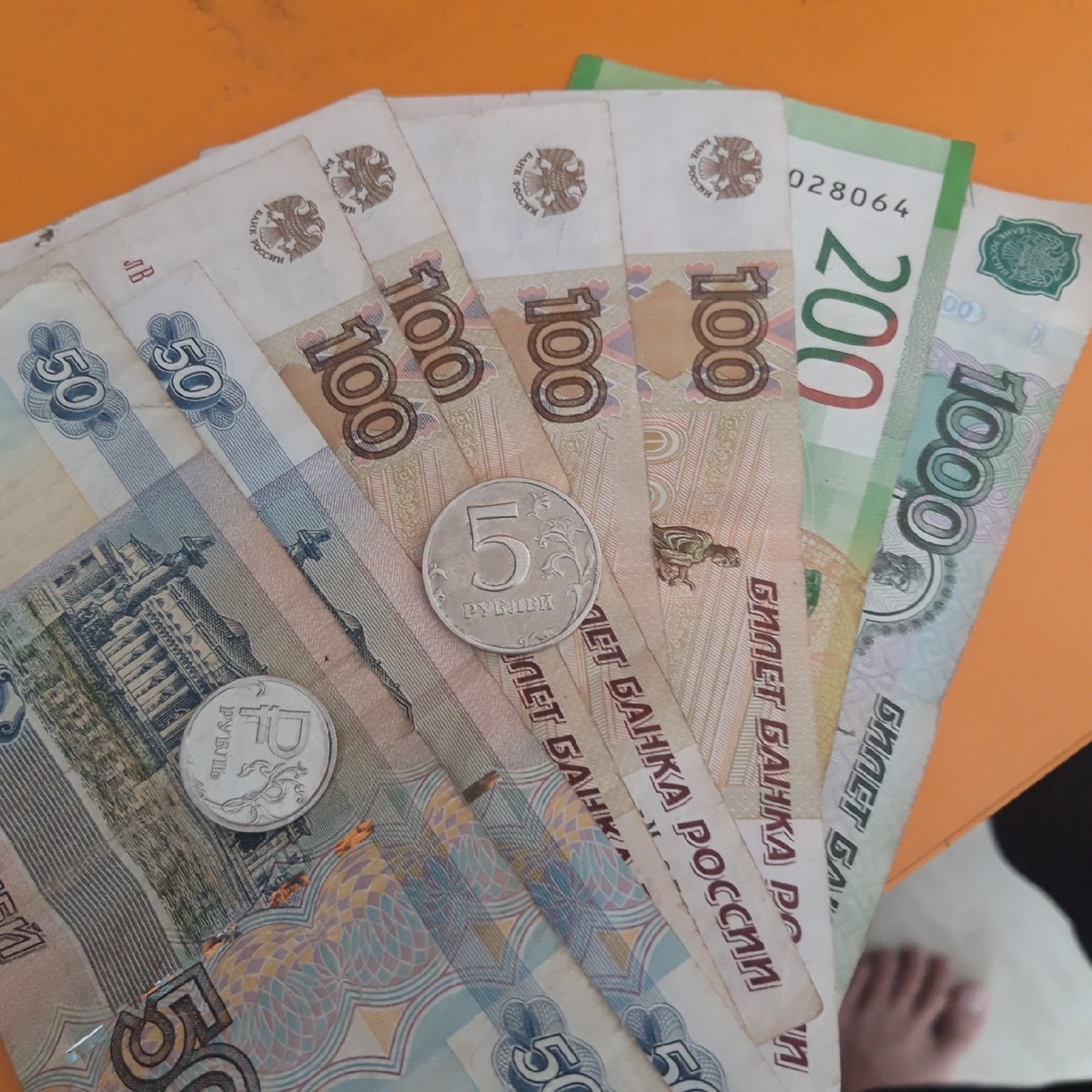 Это мой счет за коммуналку в том месяце. P. S. Красивые у меня пальчики, да?