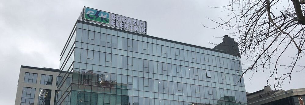 За электричество новый абонент  вносит депозит 200  лир. 2030 рублей на сегодня. При расторжении договора через несколько  дней сумму депозита можно получить обратно на почте ptt.
⠀
Сейчас в  офисе Boğazaci Elektrik в очереди нужно простоять порядка часа. Сначала  берешь номерок электронной очереди и ожидаешь. В двери компании пускают  по 50 человек одномоментно, свыше этого числа люди ожидают за дверьми,  наблюдая за цифровым табло, какой порядковый номер приглашается в окно к  специалисту.
⠀
Примерно через сутки приходит специалист по адресу  и завоводит новые настройки на счётчик. Щиток с электричеством  располагается, как правило на входном этаже или ниже, самому абоненту  при этом дома быть и ждать необязательно, если соседи откроют подъездную  дверь.