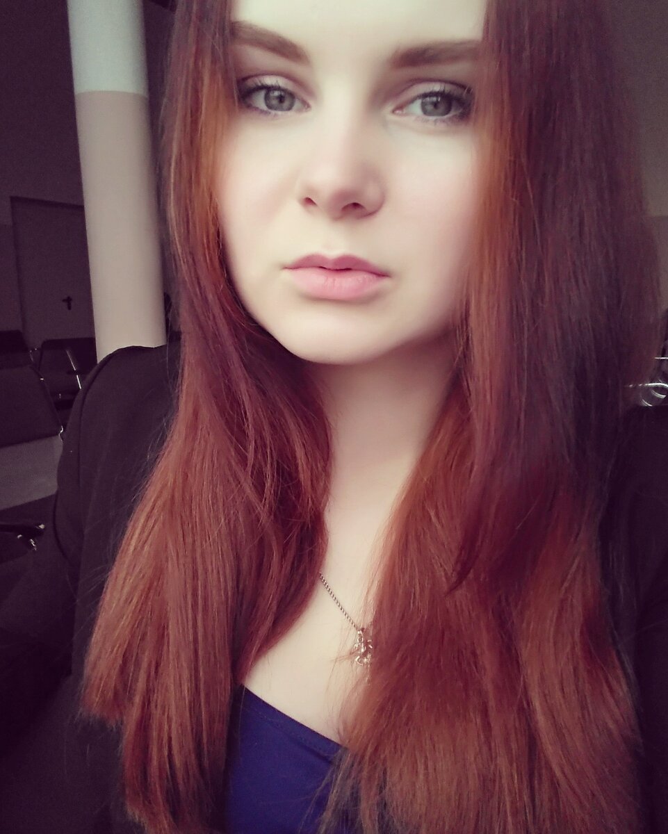 На этом фото я расслаблена и не испытываю негативных эмоций. Однако выражение лица говорит окружающим: "Я грустная, и мне сейчас тяжело"