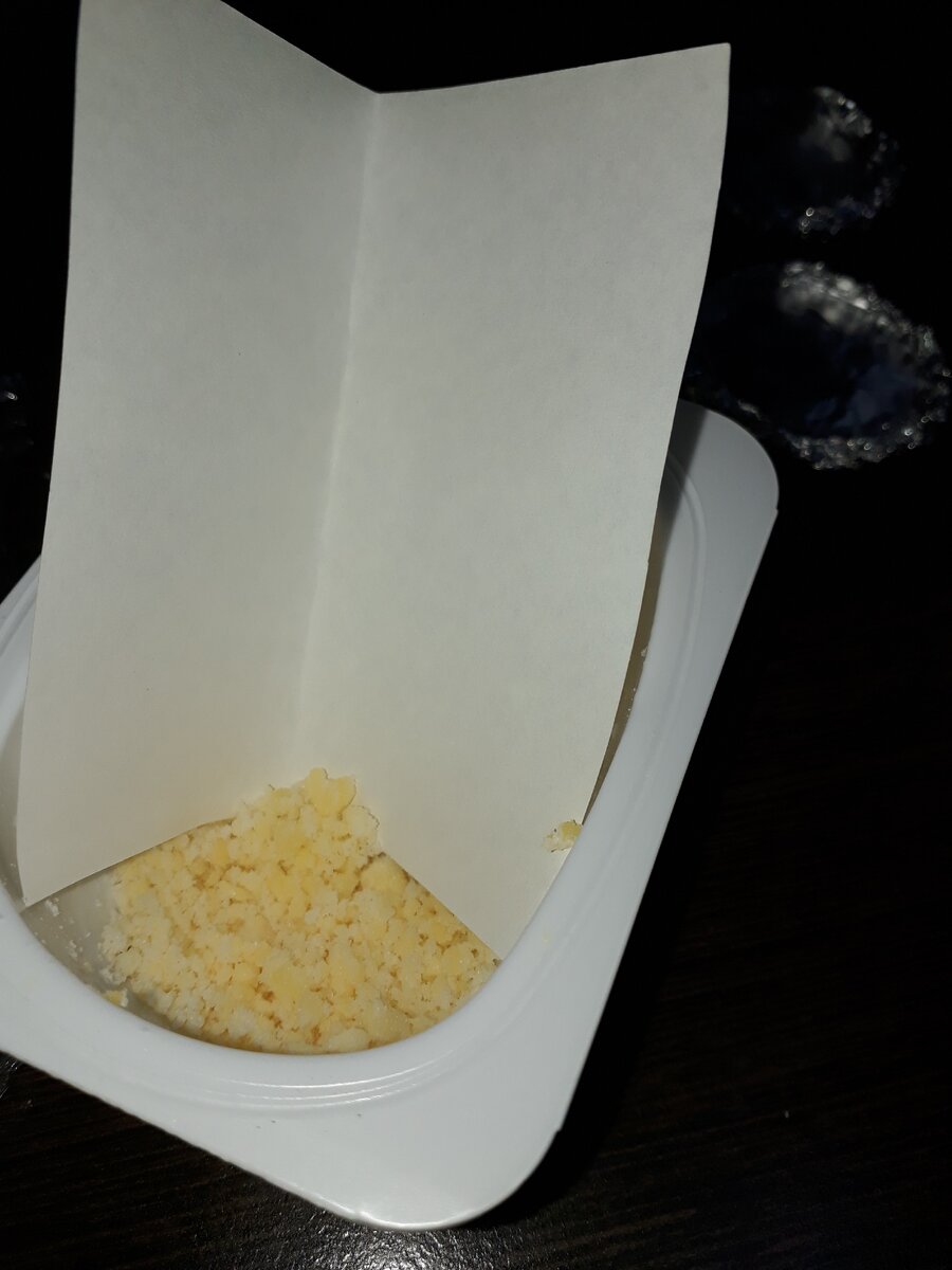 Яичная кашка и ложка из листка бумаги 