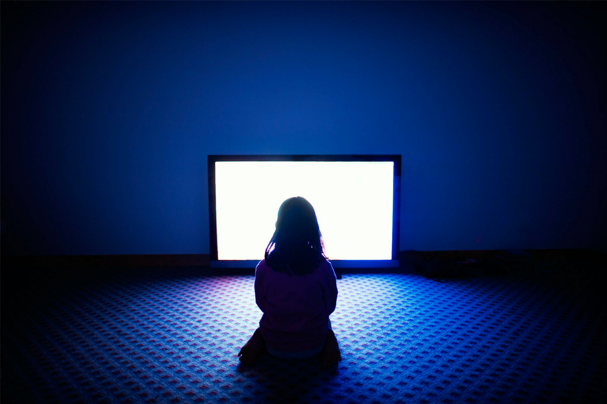 Телевизор в темноте. Перед телевизором в темноте. Телевизор ночью. Человек перед телевизором.