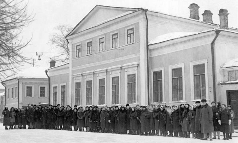 ДОМ ХОМЯКОВА НА СОБАЧЬЕЙ ПЛОЩАДКЕ, ГДЕ НАЧИНАЛ СВОЮ РАБОТУ ИНСТИТУТ ИМ. ГНЕСИНЫХ. ФОТОГРАФИЯ: MENSWORK.RU