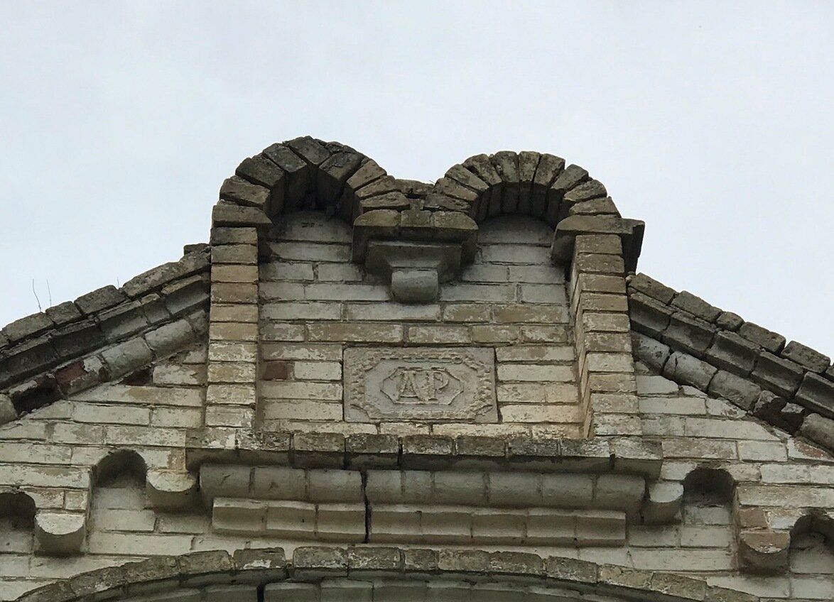 Нашла герб Роговских на боковом фасаде одного из флигелей. Того, что без крыши стоит.