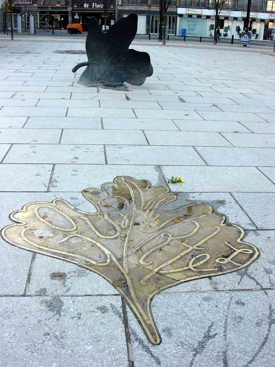 В основе рассказа - скульптура Джессики Даймонд "Мистические листья", установленная в Генте. Фото не моё.