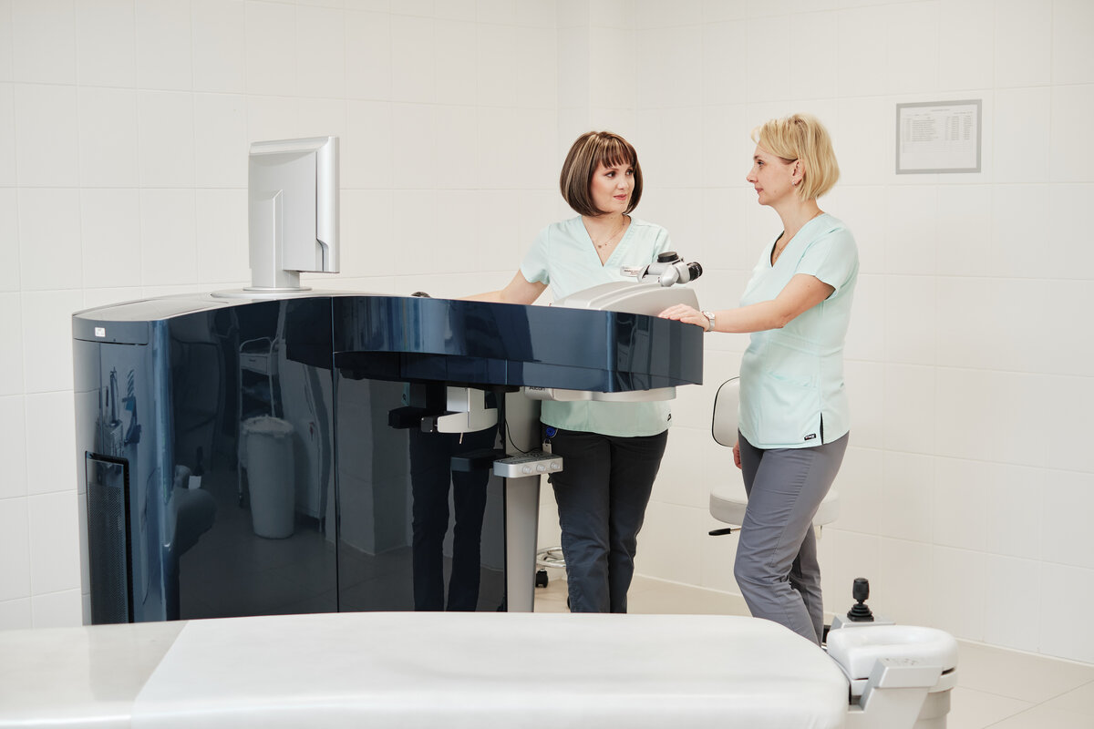 Сначала убеждаемся, что зрение было стабильным последние полгода, и только потом на лазерную коррекцию. Если зрение продолжает падать - назначаем лечение