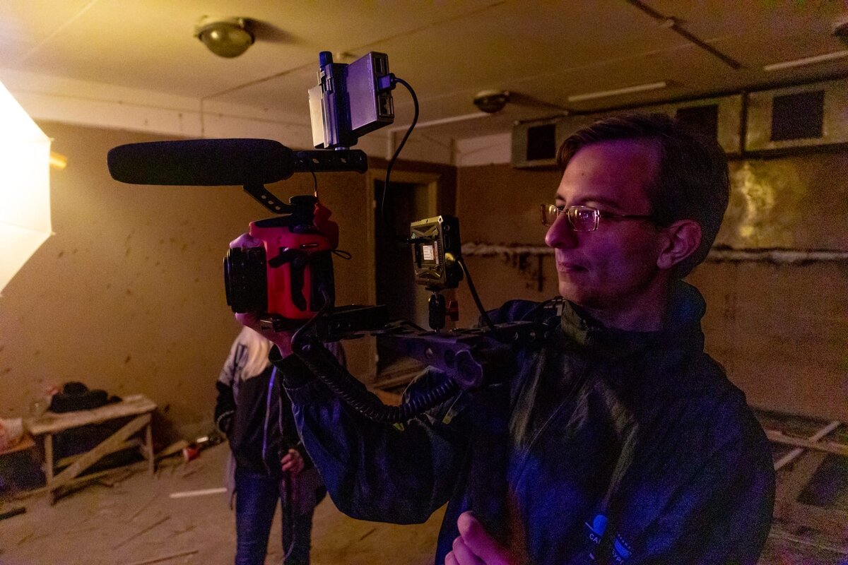 Бэкстейдж со съёмок "Хроники Пустоши" - камера оснащена микрофоном "пушкой"