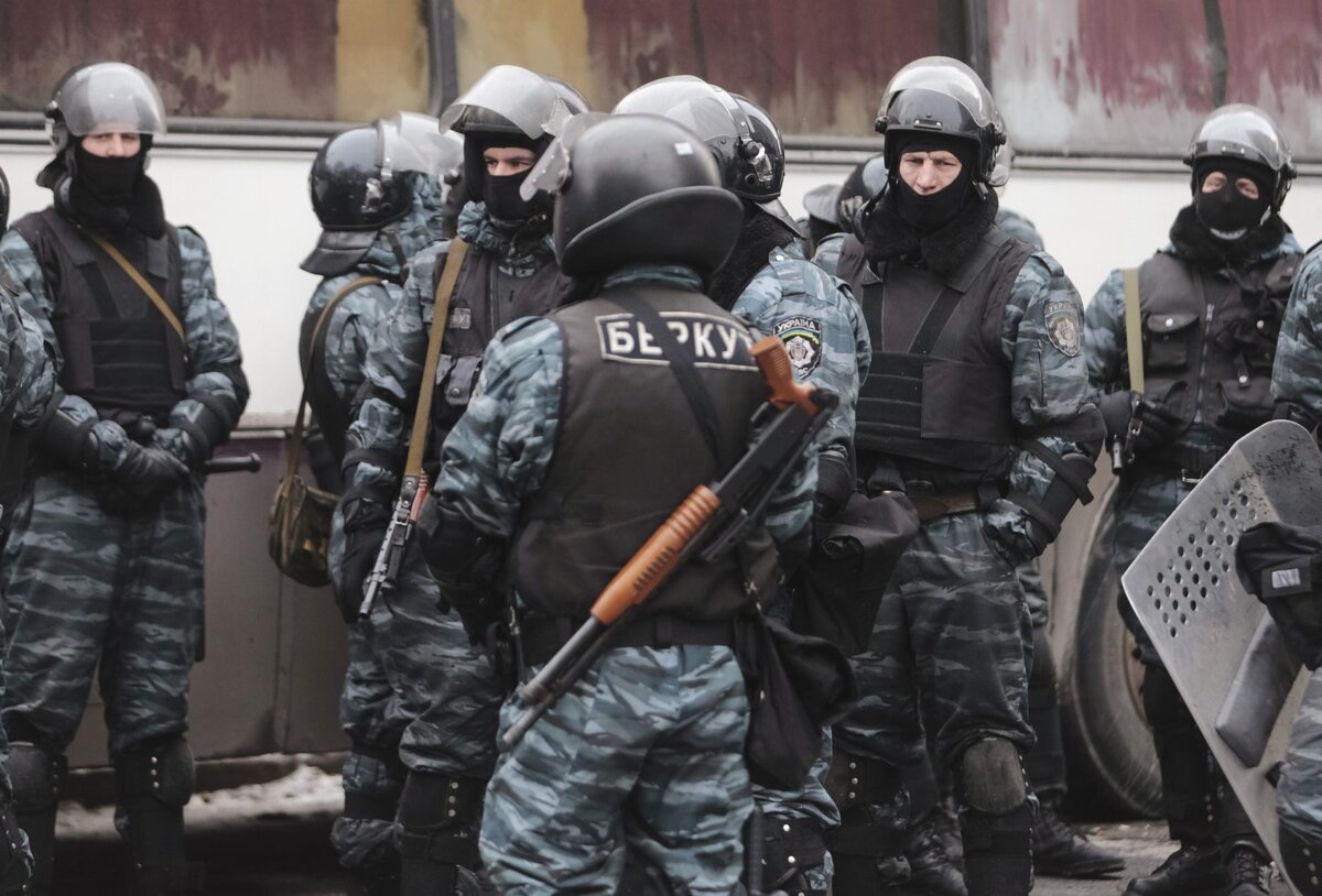 Бойцы украинского Беркута https://sud.ua/ru/news/sud-info/102987-svyatoshinskij-rajsyd-prodolzhit-sydit-eks-berkytovtsev