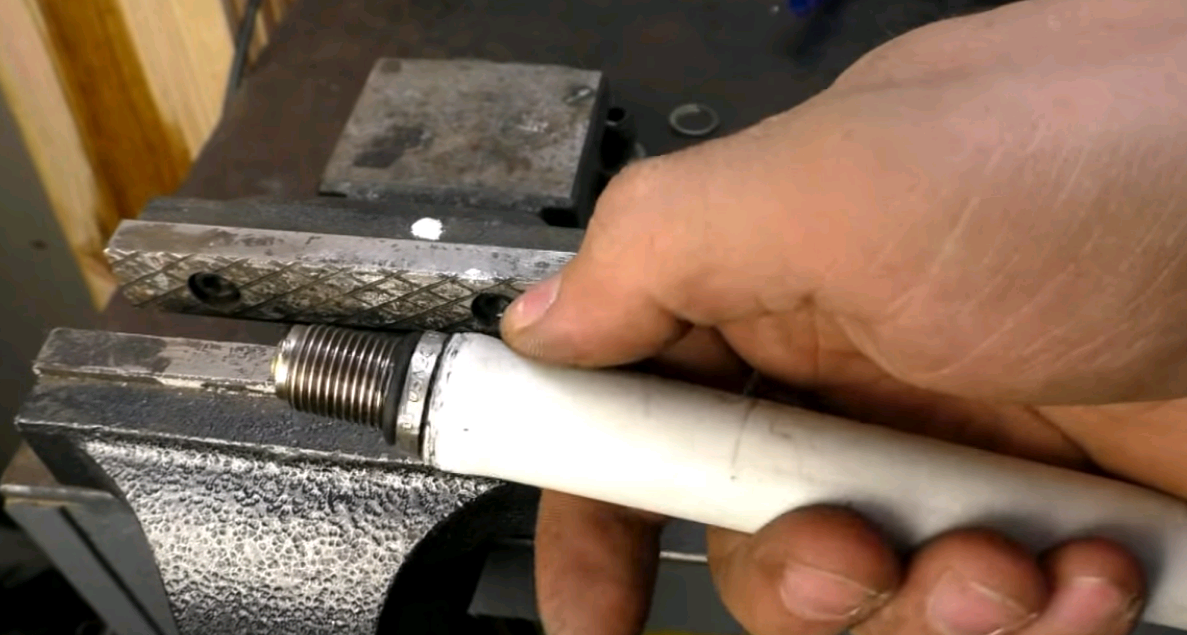 Установка заготовки в трубку