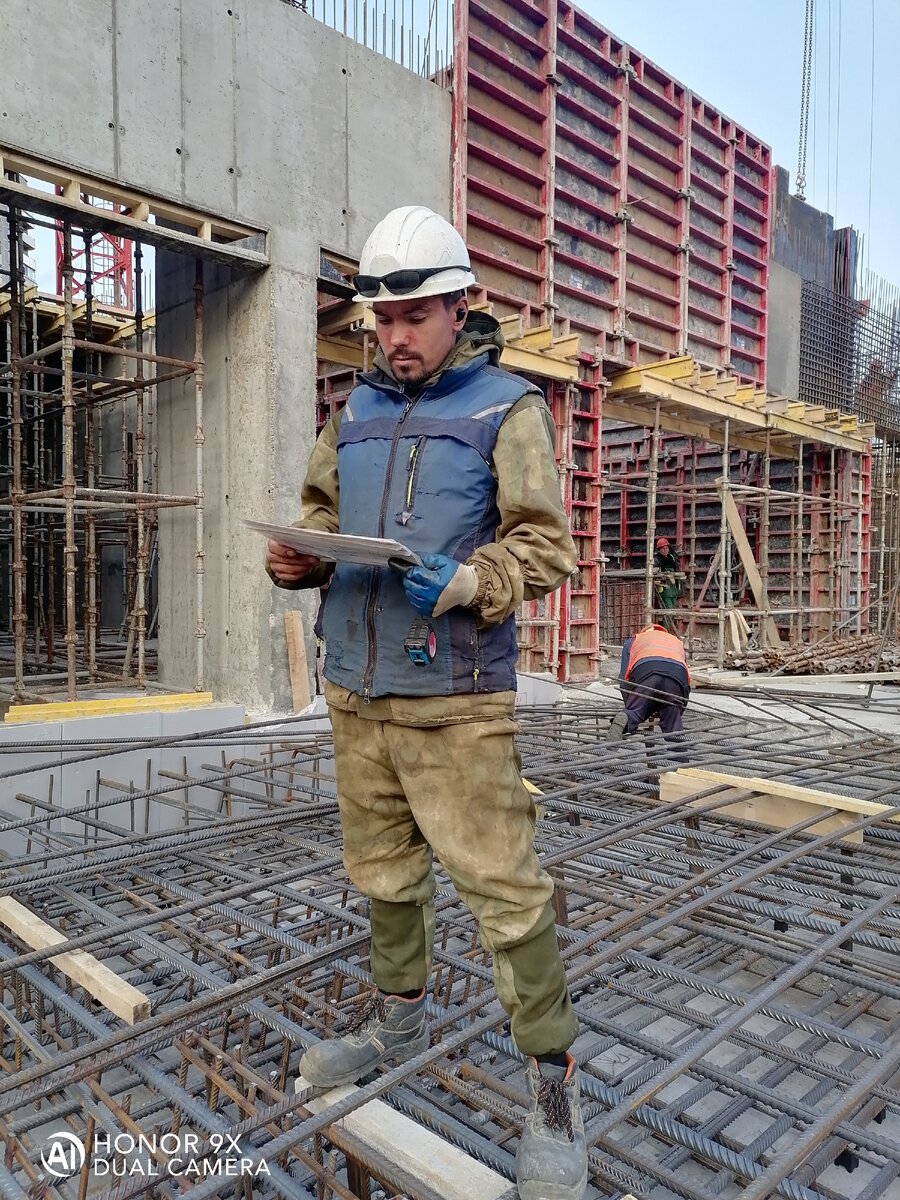 Профессия арматурщика появилась еще в 19 веке. И связано это с началом эры железобетонных и стальных конструкций, когда в строительстве промышленных зданий, жилищно-гражданских строений, сооружения водопровода и канализации и т.д. начали использовать жесткую арматуру и бетон.

Железобетонная конструкция получается следующим образом: строители воздвигают конструкцию из арматуры, железных колон и балок и заливается всё это бетоном. Получается железобетон. Для чего его далее используют? Для самых различных вещей: это может быть деталь будущего здания, моста, дороги и даже скульптура. По большому счёту, арматурщик это немного и дизайнер, и конструктор, и строитель.