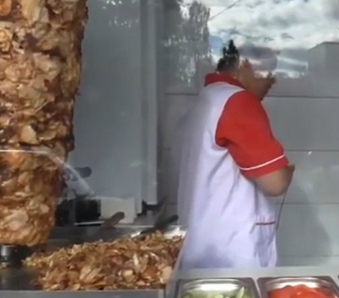 Фото с улицы. Ларек шаурмы.