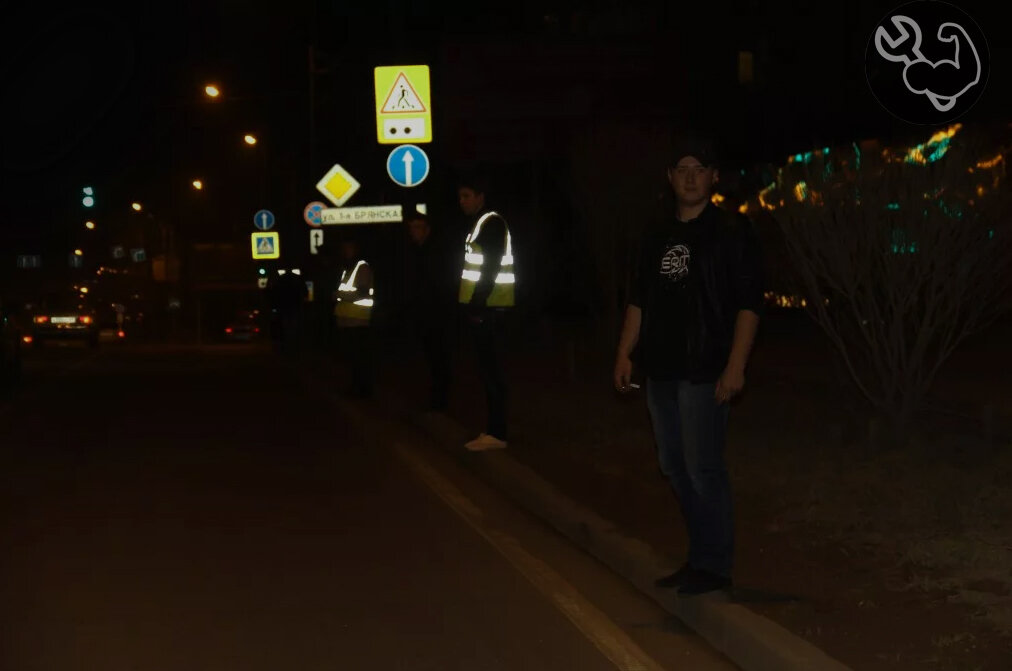 наглядный пример видимости на дороге с жилетом и без него.