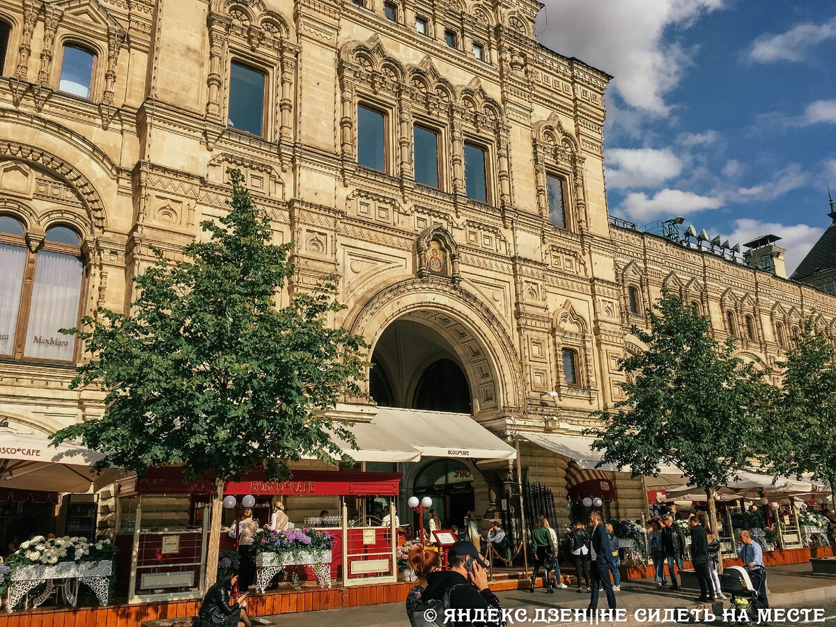 Пожалуйста, скажите, что не я одна такая невнимательная :) Насчитала 9 икон по периметру ГУМа, но в сети есть десятая, которую я не заметила.