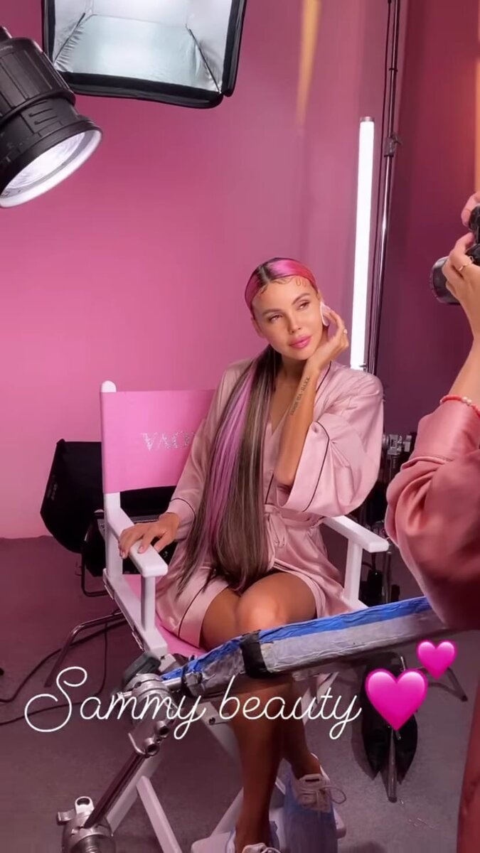 Сейчас каждая уважающая себя бьюти-икона считает обязательным выпустить собственную линию косметических средств. Такие коллекции есть у Ким Кардашьян, Кайли Дженнер, Рианны, Леди Гага… А бешеный успех этих медиа-див только способствует успешным продажам продукции под их именем.