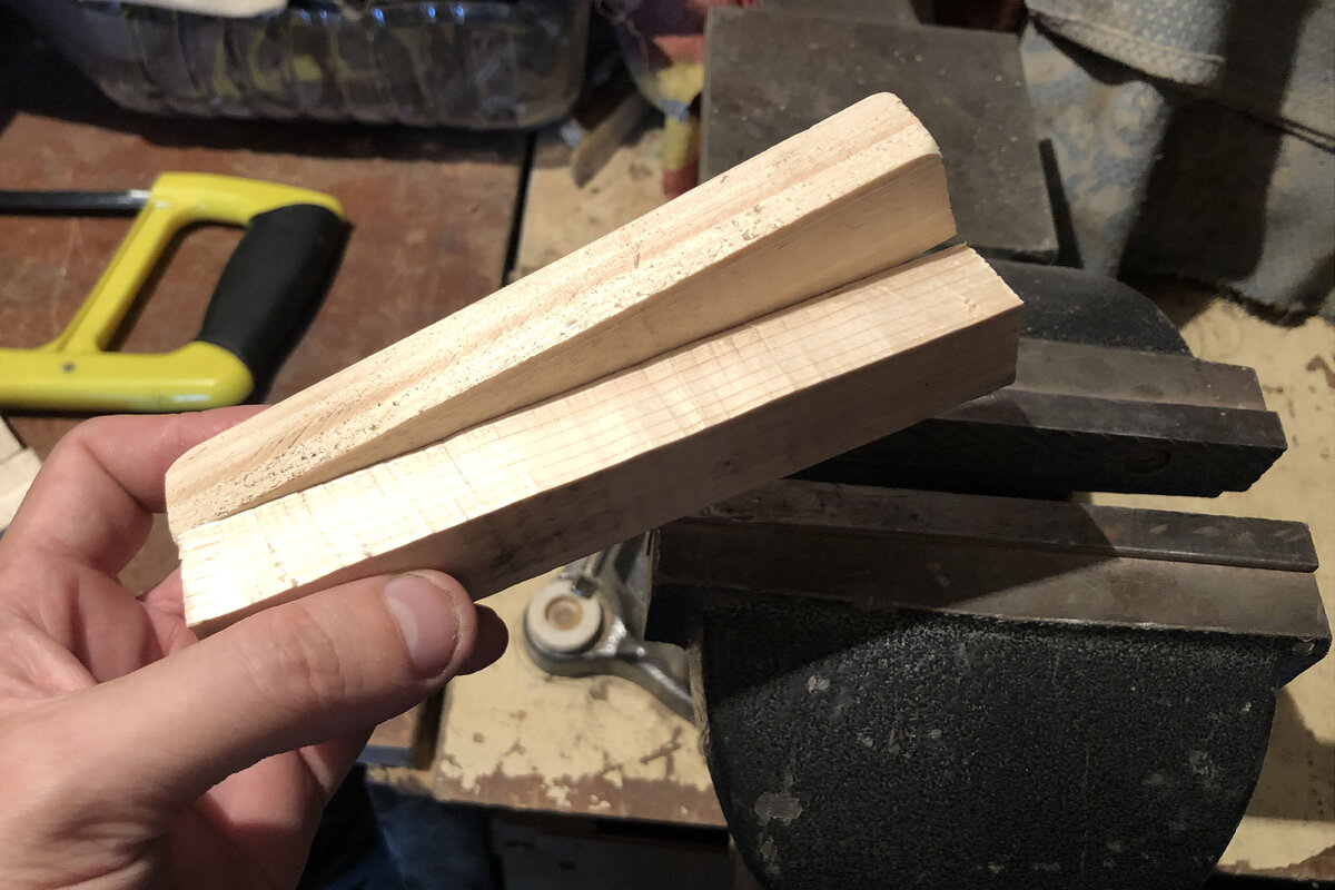 Две хвойные дощечки по длине и высоте подогнал под заводские металлические губки.