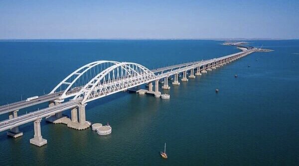 Крымский мост во всей красе. Фотография из Яндекс.картинки