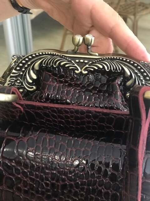 производство кожаных сумок. сумочки из кожи для мужчин. производство сумок. кожаная сумка. производство сумок.