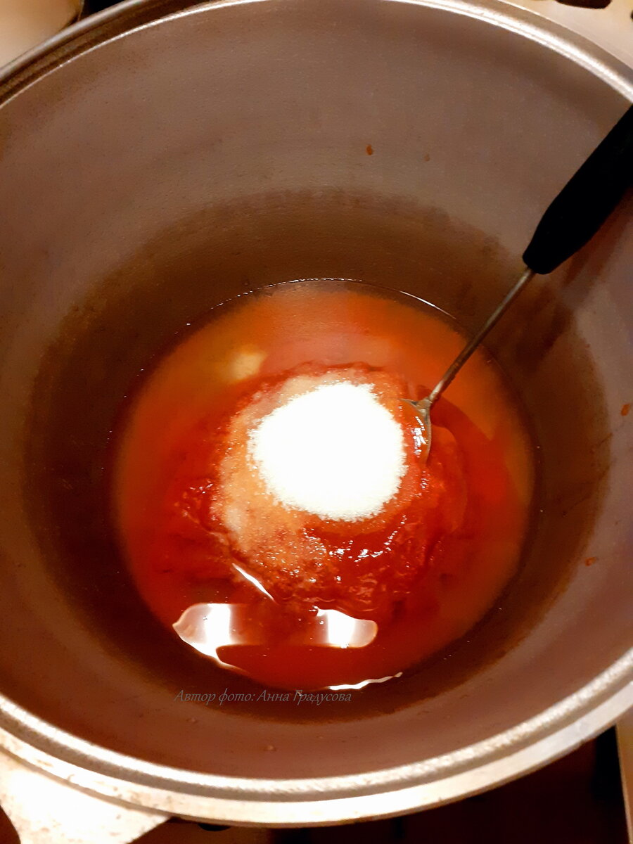 в казане смешали воду, томатную пасту, соль и сахар