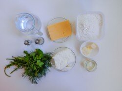 Как сделать лепешки с творогом и сыром на сковороде? Подготовьте все ингредиенты. Муку берите высшего сорта. Растительное масло берите рафинированное. Творог подойдет натуральный, не зерненый, сыр - любого твердого или полутвердого сорта. Из зелени используйте зеленый лук, петрушку, кинзу, укроп, или как я, всего по-немногу.