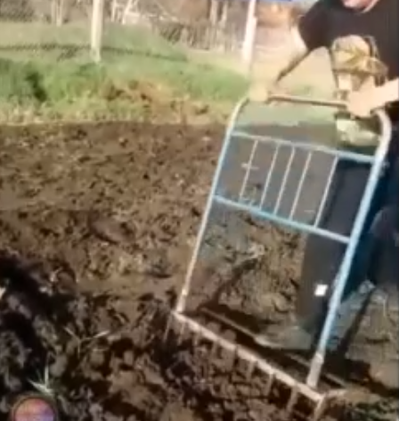 Чудо-лопата из спинки кровати. Скриншот из видео 