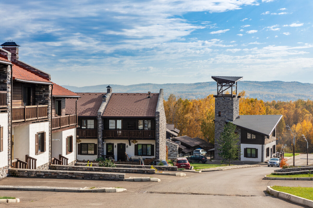 Фото поселка. Альпийская деревня Шамони. Альпийская деревня Шамони в Красноярске. Поселок Шамони Красноярск. Шамони коттеджный поселок.