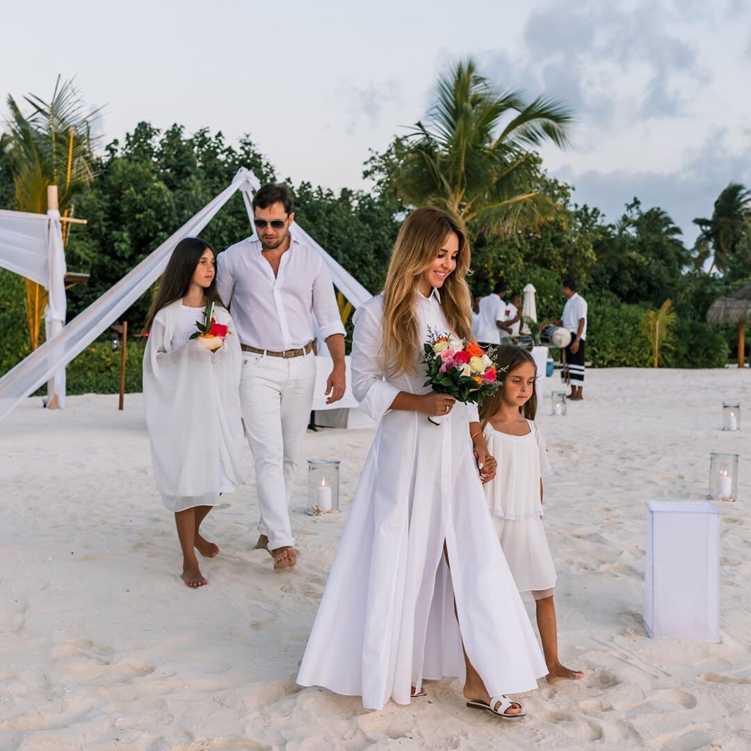 На фото Александр Рева с супругой и двумя дочерьми.