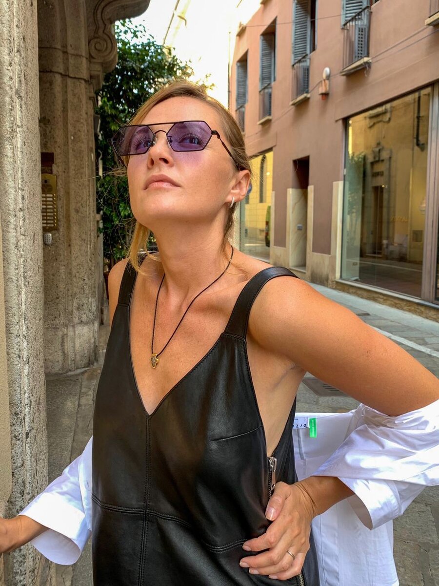 Модели, которые подойдут не только для повседневной носки, но и для пребывания в помещениях. Стильные формы очков - идеально впишутся в любой образ .