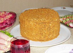 

ДЛЯ ТЕСТА:

Сахар 1 гркгстак.чайн.л.стол.л.десерт.л.
Куриные яйца 3 гршт.чайн.л.стол.л.десерт.л.
Пшеничная мука3 гркгстак.чайн.л.стол.л.десерт.л.
Сливочное масло60 грчайн.л.стол.л.десерт.л.
Мёд3 гркглмлстак.чайн.л.стол.л.десерт.л.
Сода пищевая 2 грчайн.л.стол.л.десерт.л.ДЛЯ КРЕМА:

Сахар 1 гркгстак.чайн.л.стол.л.десерт.л.
Пшеничная мука 1 гркгстак.чайн.л.стол.л.десерт.л.
Сливочное масло250 грчайн.л.стол.л.десерт.л.
Яйца1 гршт.чайн.л.стол.л.десерт.л.
Молоко 200 гркглмлстак.стол.л.десерт.л.
Ванилин по вкусуДЛЯ ГЛАЗУРИ:

Сахар 5 гркгстак.чайн.л.стол.л.десерт.л.
Сливочное масло75 грчайн.л.стол.л.десерт.л.
Сметана5 гркглмлстак.чайн.л.стол.л.десерт.л.
Какао-порошок5 грстак.чайн.л.стол.л.десерт.л.
Всего:  в одной порции во всех порциях в 100 гр состава  Вес состава:100 грКалорийность
состава:368 ккал Белков:6 грЖиров:18 грУглеводов:47 гр Б/Ж/У:8 / 26 / 66 Н4 / С0 / В96

Время приготовления: 2 ч 30 минОпубликовано:znlena Узнай калорийность готового блюдаПросмотров: 200 667
Комментариев: 39
В личных кулинарных книгах: 848

ПОШАГОВОЕ ПРИГОТОВЛЕНИЕ


ШАГ 1:
Ингредиенты для торта. Весь процесс происходит в достаточно быстром темпе. Поэтому позаботьтесь, чтобы все необходимые ингредиенты и инструменты были под рукой.
ШАГ 2:
Начнем с теста. Масло, мед и сахар выкладываем в блюдо и ставим на водяную баню до полного растворения сахара.
ШАГ 3:
Тесто необходимо постоянно перемешивать. Когда масса стала полностью однородной. Снимаем с водяной бани.
ШАГ 4:
В горячее тесто добавляем яйца. Чтобы белок не свернулся, замешивать необходимо быстро и тщательно. Добавляйте яйца по одному, и тогда точно все получится.
ШАГ 5:
Когда все яйца добавлены, снова ставим блюдо на водяную баню, и варим, непрерывно помешивая, минут пять, чтобы тесто как следует прогрелось. Затем добавляем соду, и варим еще несколько минут, до тех пор, пока масса не увеличится в два-три раза.
ШАГ 6:
Не снимая с огня добавьте 2 стакана муки, и тщательно вымесите. Тесто должно быть гуще, чем на оладьи.
ШАГ 7:
1 стакан муки высыпаем на стол, сверху выливаем тесто. Обильно обсыпая мукой замешиваем мягкое, плотное тесто. Будьте осторожны, чтобы не обжечься!
ШАГ 8:
Скатаем тесто в колбаску и разрежем на части. Для торта 26 см - 7 частей, 20 см - 10 частей. Чтобы тесто быстро не остывало, накроем его полотенцем.
ШАГ 9:
Берем кусочек теста и тонко раскатываем. Теперь есть два варианта - можно подравнять его по тарелке, или форме для выпечки, а можно выпекать как есть, неровным, и подровнять потом уже готовый корж. Первый вариант предпочтительнее, так торт будет ровнее.
ШАГ 10:
Выкладываем тестовую заготовку на противень посыпанный мукой и выпекаем при 180 градусах, примерно 3-5 минут, в зависимости от духовки.
ШАГ 11:
Коржи должны получиться светло-золотистыми, если передержать, то они станут темными, ломкими.
ШАГ 12:
Обрезки коржей измельчаем в крошку. Она пригодится нам для обсыпки. Ну а если торт посыпать крошкой не планируете, то обрезки можно съесть просто так, как печенье :)
ШАГ 13:
Второй этап - приготовление крема. Смешаем сахар с яйцом
ШАГ 14:
Взобьем до однородности
ШАГ 15:
Добавим муку и ванилин, тщательно перемешаем.
ШАГ 16:
Вливаем молоко, перемешиваем
ШАГ 17:
И ставим на водяную баню, минут на 10. Крем должен загустеть, и получиться чуть жиже сгущенного молока. Если крем почти закипел, но не загустел, добавьте немного сахара и муки, и поварите еще немного. Затем снимите с огня и оставьте остывать.
ШАГ 18:
В остывший крем добавляем сливочное масло комнатной температуры, и взбиваем
ШАГ 19:
Крем должен получиться легкий, воздушный, но в тоже время хорошо держать форму.
ШАГ 20:
Пока остывал крем, мы приготовили шоколадную глазурь. Для этого смешали все ингредиенты
ШАГ 21:
до однородной массы, и поставили на средний огонь.
ШАГ 22:
Варим глазурь до закипания. Она станет более жидкой и темной. Остужаем.
ШАГ 23:
Вот мы и подошли к последнему этапу - сборке торта.Промазываем каждый корж кремом
ШАГ 24:
И складываем их стопкой. Чтобы сделать торт еще вкуснее, можно каждый корж не только промазать кремом, но и еще слегка полить глазурью.
ШАГ 25:
Обмазываем бока торта кремом. Если вы не планируете обсыпать торт крошкой, то можно приготовить побольше крема, и украсить им при помощи кондитерского шприца.
ШАГ 26:
Обильно поливаем верх торта остывшей шоколадной глазурью.
ШАГ 27:
Обсыпаем торт крошкой, украшаем на свое усмотрение, а можно и так оставить. Оставляем торт на пару часов при комнатной температуре для пропитки, а затем убираем в холодильник, чтобы крем и глазурь схватились.
ШАГ 28:
Созываем гостей. Готовый торт подаем на стол. Приятного аппетита!