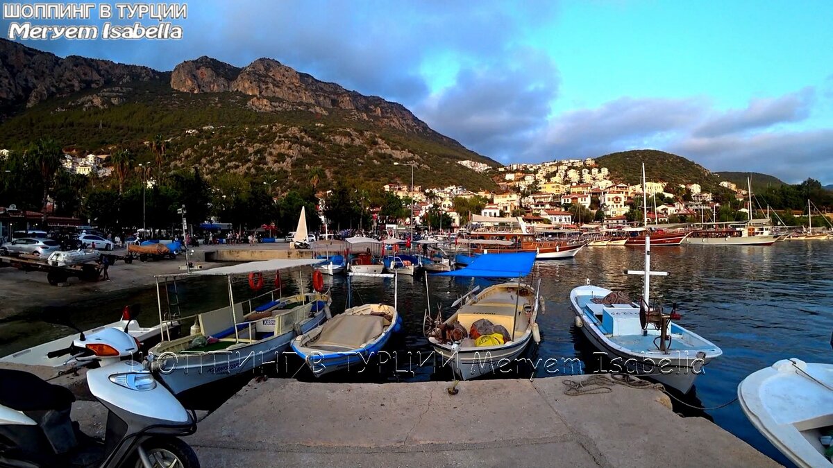 Отличный ракурс. И рыбацкие лодки, и горы, небо, и город - всё по-настоящему, по житейски. 