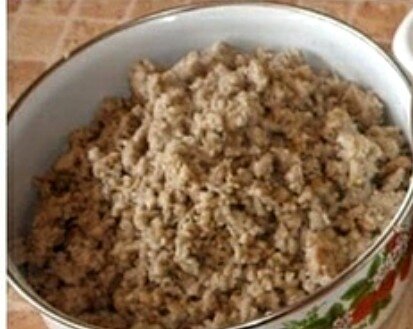 Лук мелко нарезать и обжарить с мясным фаршем. Посолить и поперчить по вкусу. Можно добавить любимые специи.