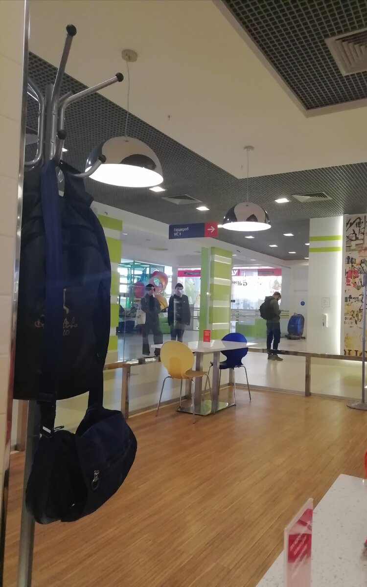 В маске только один человек, как видите. Справа. 