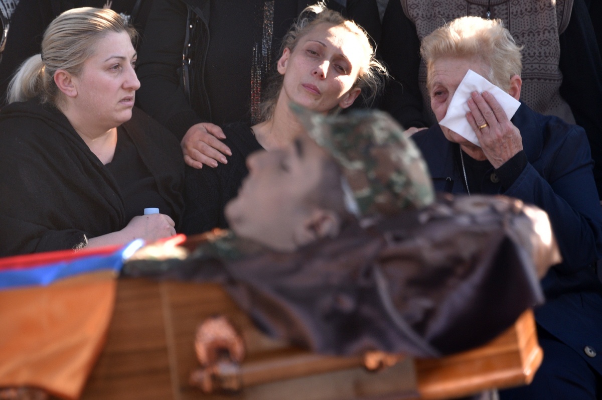 Родственники реагируют на гроб солдата Вазгена Асланяна, погибшего в ходе боевых действий в Нагорном Карабахе. / Карен Минасян / AFP