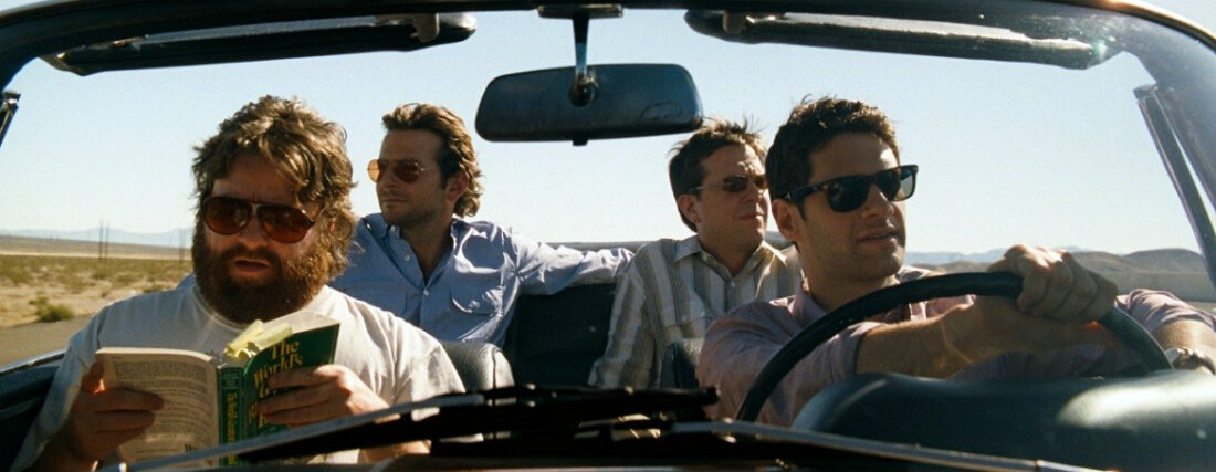 Зак Галифианакис (Алан), Брэдли Купер (Фил), Эд Хелмс (Стью), Джастин Барта (Даг). Кадр из кинофильма "Мальчишник в Вегасе", 2009 г., режиссер Тодд Филлипс, сценаристы Джон Лукас, Скотт Мур, композитор Кристоф Бек. Фото для иллюстрации, источник: kinopoisk.ru