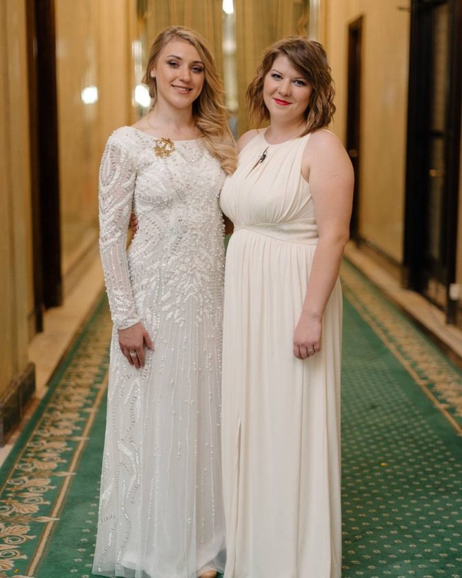 Юлия Ковалева на выпускном балу Школы Леди с одноклассницей, фото Яндекс.картинки