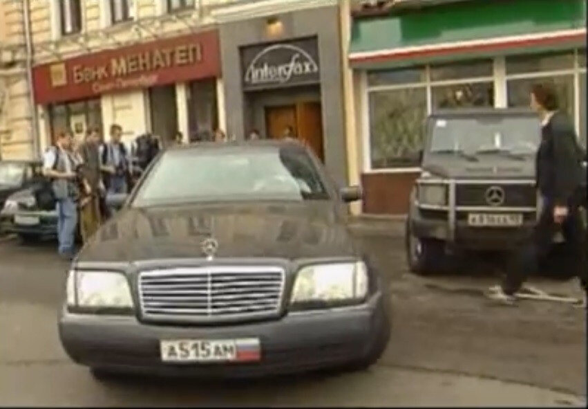 Кортеж Березовского у банка, Менатеп — одна из компаний, фактическим владельцем которой являлся Михаил Ходорковский, банк известен тем, что в 1995 году выдал ЗАО «Лагуна», также фактически принадлежащему Михаилу Ходорковскому, кредит для покупки ОАО «НК „ЮКОС“» при приватизации — впоследствии кредит не был возвращён, банк стал банкротом и ликвидирован…
