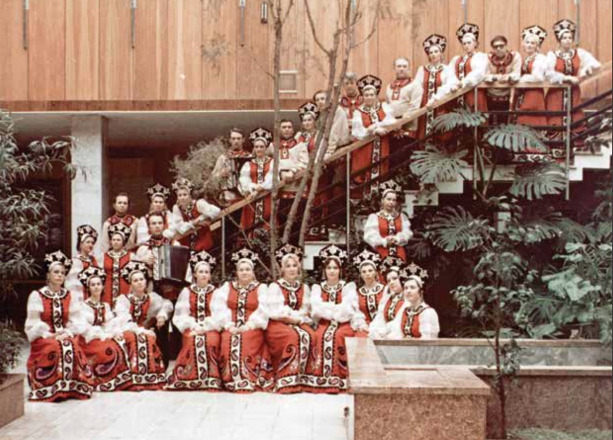 Коллектив сотрудников МНПЗ во Дворце культуры 